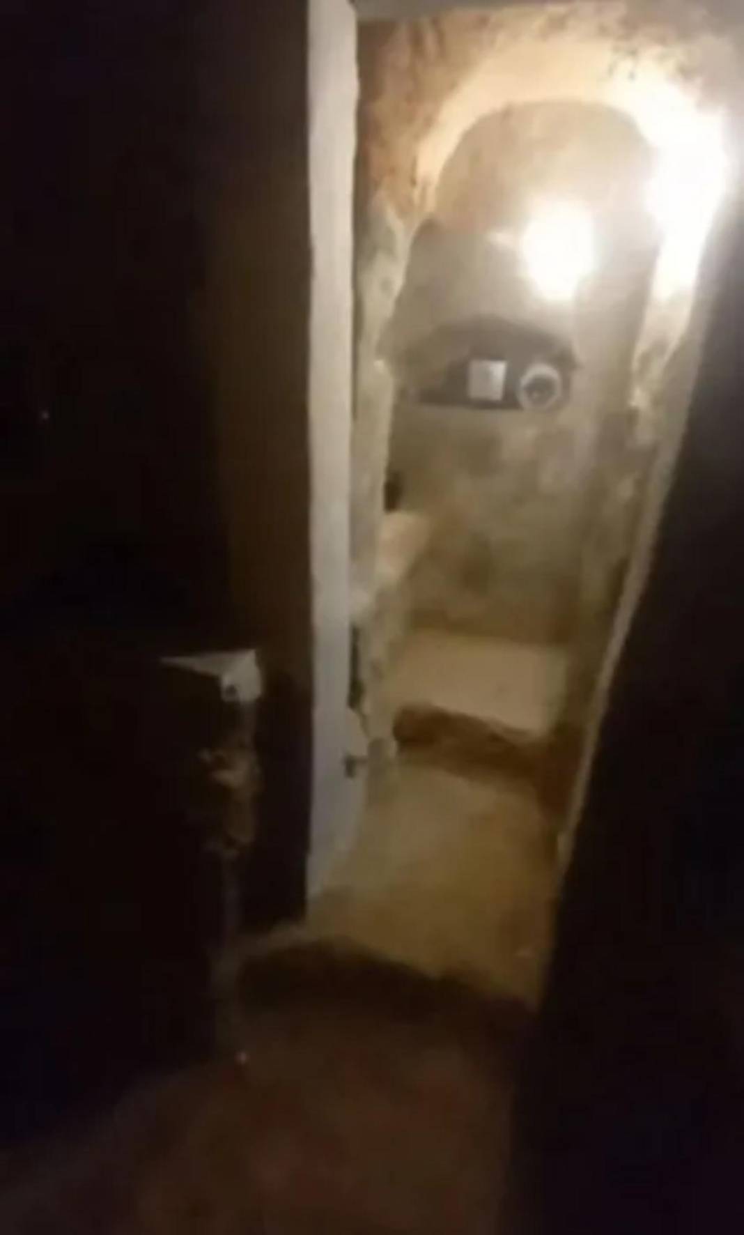 Ailesine kızınca bahçede açtığı çukurda yaşamaya başladı! 2 oda 1 salon ev : Isıtma sistemi bile kurdu! 4